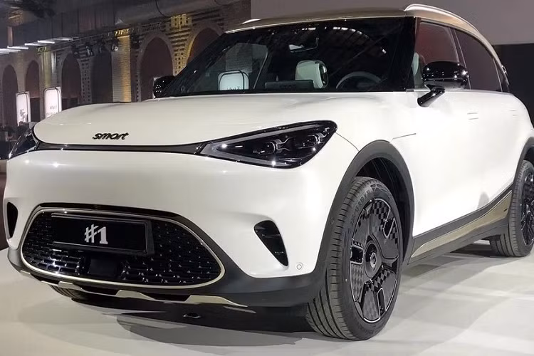 Ngoài bản tiêu chuẩn, Smart #3 còn có phiên bản hiệu suất cao Brabus, sẽ bổ sung thêm nhiều yếu tố thể thao hơn ở mặt trước như logo thông minh phía trước xe được sơn đen, các chi tiết tương tự như lỗ thông gió được thêm vào nắp khoang động cơ và cản dưới có lỗ thoát khí với thanh chia gió nằm ngang, sau cùng là la-zăng khác biệt.