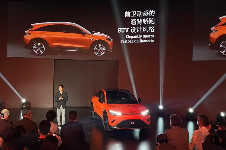 Về phần sức mạnh, phiên bản thường của Smart #3 sẽ được trang bị một động cơ đơn với công suất tối đa 268 mã lực, trong khi phiên bản Brabus sẽ được trang bị động cơ kép với công suất tối đa 422 mã lực.