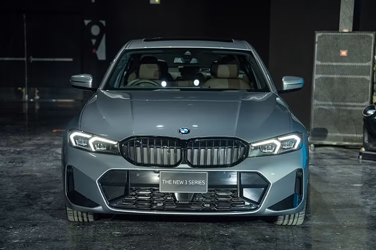 Tương tự phiên bản cũ, BMW 3-Series Gran Sedan 2023 ở Thái Lan cũng sở hữu chiều dài 4.819 mm, chiều rộng 1.827 mm, chiều cao 1.442 mm và chiều dài cơ sở 2.961 mm. So với BMW 3-Series tiêu chuẩn, xe có chiều dài và chiều dài cơ sở đều tăng 110 mm. Đồng thời, BMW 3-Series Gran Sedan 2023 có chiều dài cơ sở ngang ngửa người anh em 5-Series.