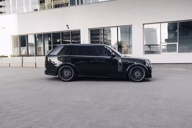 Tương tự như Rolls-Royce Ghost, Range Rover cũng trang bị hệ thống ống xả hiệu suất từ Milltek và đầu ống xả bằng nhôm gia công nguyên khối.
