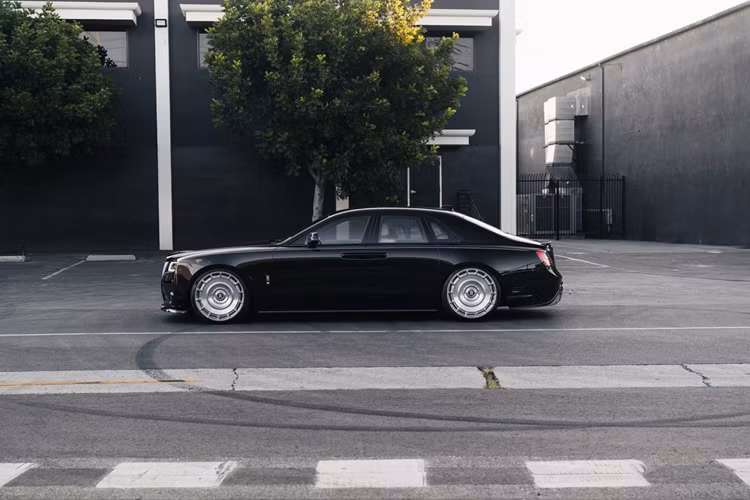 Rolls-Royce Ghost độ Urban trang bị bộ mâm Vossen có đường kính 22 hoặc 24 inch từ Miami. Ngoài ra, xe còn có sẵn hệ thống ống xả hiệu suất từ Milltek.