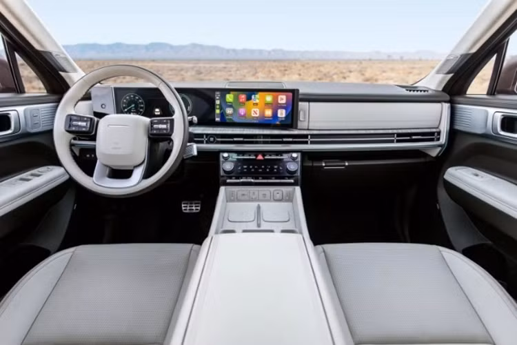 Ở phía sau, Hyundai SantaFe 2024 có đèn hậu được thiết kế với đồ họa chữ “H”. Dải đèn này được chuyển xuống thấp, gần khu vực nắp cốp. Xe có gạt mưa được đặt ẩn sau cánh gió.