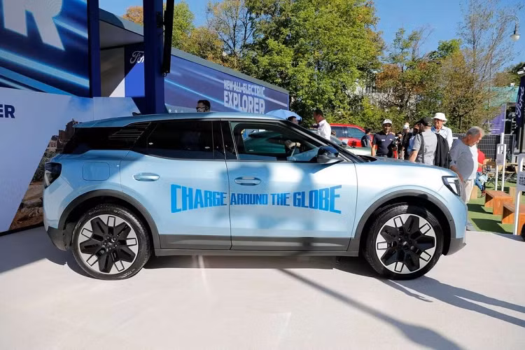 Nhìn ngang hông xe, Ford Explorer EV được thiết kế cột A màu đen, trong khi cột C tạo hình độc đáo tạo ra hiệu ứng mái nổi. Thiết kế mâm xe hợp kim được tối ưu hóa tính khí động học với các kích thước 19, 20 và 21 inch. Bên trong cabin, Ford Explorer EV mang phong cách hiện đại, đậm chất tương lai.
