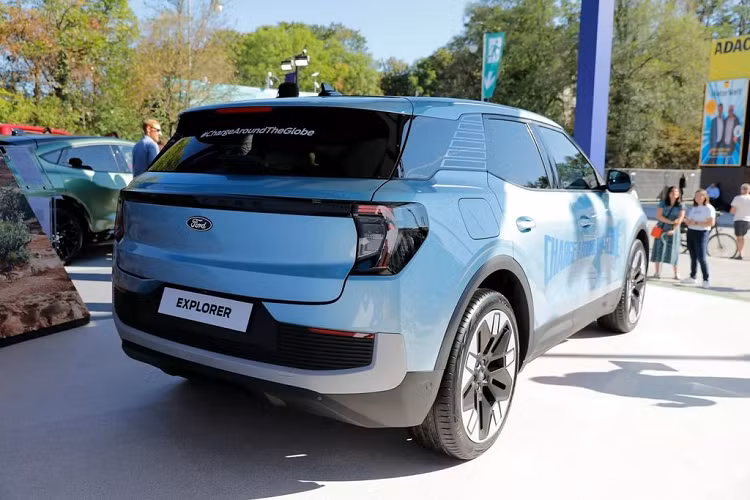 Trên cụ điểu khiển của Ford Explorer EV còn có một bàn di chuột haptic tiện dụng ngay dưới màn hình trung tâm để điều khiển các tính năng bao gồm âm lượng hệ thống âm thanh hay các công nghệ hỗ trợ lái. Một số trang bị nổi bật khác trên Ford Explorer EV có: bảng kỹ thuật số 5 inch, chìa khóa thông minh, điều hòa hai vùng, Android Auto/Apple CarPlay không dây, đèn nền nội thất 10 màu…