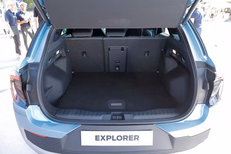 Về an toàn, Ford Explorer EV được trang bị 12 cảm biến siêu âm, 5 camera và 3 thiết bị radar có thể giám sát 360 độ xung quanh xe để kích hoạt một loạt hệ thống hỗ trợ người lái. Thêm vào đó là tính năng chuyển làn tự động với công nghệ chuyển làn tự động đi kèm công nghệ bám làn đường.