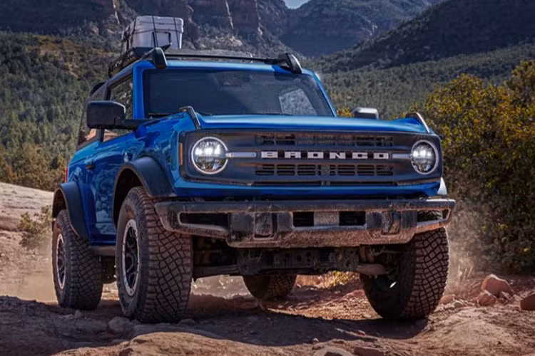 Mức giá Ford Bronco tại Trung Quốc sẽ rẻ hơn đáng kể so với xe nhập khẩu từ Mỹ có giá khoảng 96.233 - 164.971 USD (khoảng 2,34 – 4 tỷ đồng). Bên cạnh Bronco, Jiangling Ford cũng sản xuất Ford Ranger, khiến mẫu xe này có giá cả phải chăng hơn tại thị trường tỷ dân.