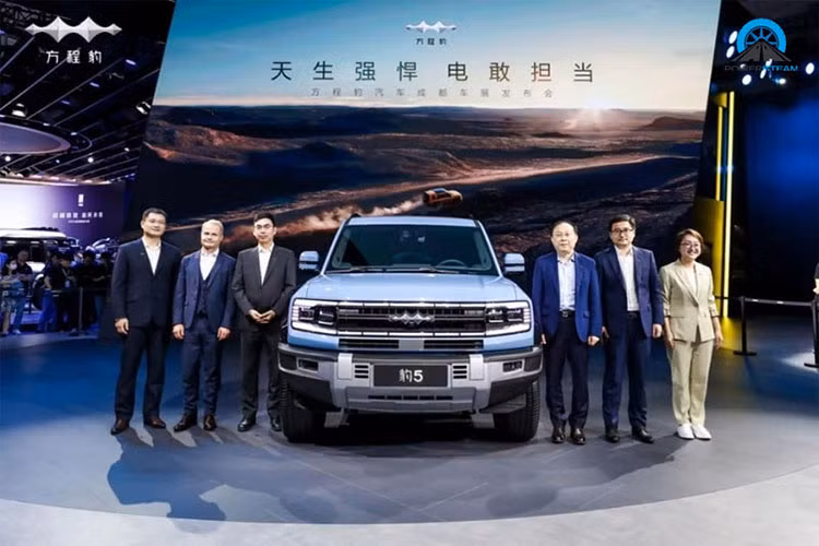 Lần đầu tiên ra mắt trong triển lãm Ô tô Thành Đô 2023 diễn ra tại Trung Quốc vào hồi tháng 8 vừa qua, Leopard 5 là mẫu xe đầu tay của thương hiệu con Fang Cheng Bao thuộc hãng BYD. Sau gần 1 tháng trình làng, BYD Fang Cheng Bao Leopard 5 2024 mới được hãng tung ra hình ảnh nội thất chính thức