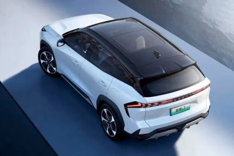 Nói về pin, nó có hai tùy chọn LFP từ CATL. Chiếc đầu tiên có công suất 9,11 kWh, hoạt động tốt trong phạm vi 55 km CLTC và 43 km WLTP. Đối với tùy chọn thứ hai, nó là 18,7 kWh cho 115 km (CLTC) và 90 km (WLTP).