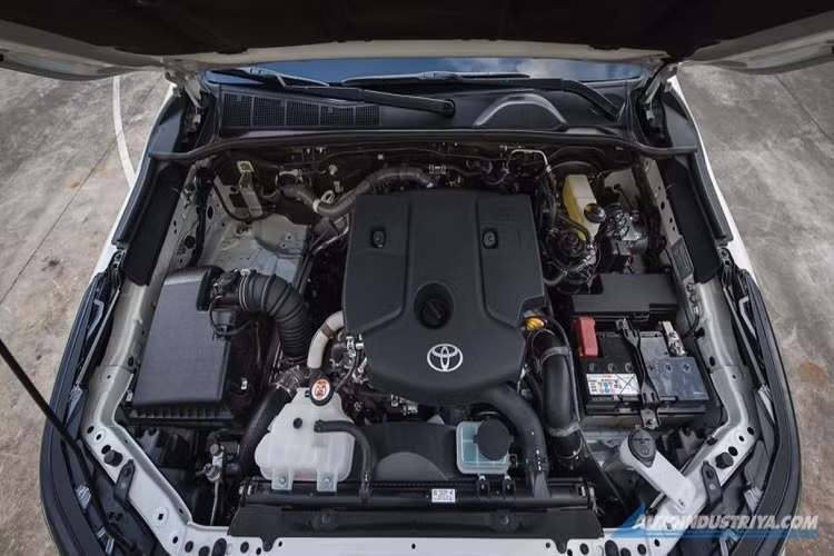 Tại Việt Nam, mẫu xe bán tải Toyota Hilux từng bị ngừng bán do không đáp ứng tiêu chuẩn khí thải Euro. Mới đây, mẫu xe này đã được nhập khẩu từ Thái Lan về và bán ra chính hãng với mức dao động từ 852 triệu đồng. 