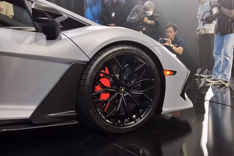 Nhờ đó, Lamborghini Revuelto LB744 có thể tăng tốc từ 0-100 km/h trong 2,5 giây, từ 0-200 km/h trong thời gian dưới 7 giây và đạt vận tốc tối đa 350 km/h. So với đàn anh Lamborghini Aventador Ultimae, siêu xe mới này tăng tốc nhanh hơn nhưng vận tốc tối đa thấp hơn 5 km/h.