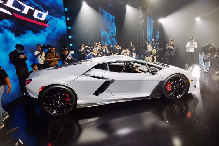 Cách đây không lâu, Revuelto đã chính thức ra mắt khu vực Đông Nam Á, cụ thể là Thái Lan. Giá xe Lamborghini Revuelto 2023 ở thị trường này khởi điểm từ 47,49 triệu Baht (khoảng 32,6 tỷ đồng).