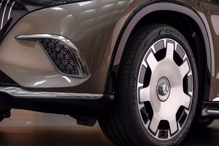 Hiện hãng Mercedes-Benz chưa công bố dung lượng pin của mẫu xe này. Tuy nhiên, nhiều khả năng Mercedes-Maybach EQS 680 2024 sẽ dùng pin 107,8 kWh tương tự Mercedes-Benz EQS SUV thông thường.
