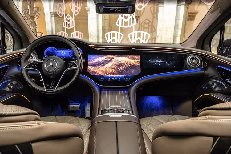 "Trái tim" của Mercedes-Maybach EQS 680 2024 là mô-tơ điện mạnh 649 mã lực và 950 Nm ở thị trường Bắc Mỹ cũng như châu Âu. Sức mạnh này giúp xe tăng tốc từ 0-100 km/h trong thời gian chỉ 4,4 giây. Trong khi đó, tại thị trường Trung Quốc, mẫu SUV thuần điện siêu sang này chỉ mạnh 630 mã lực.