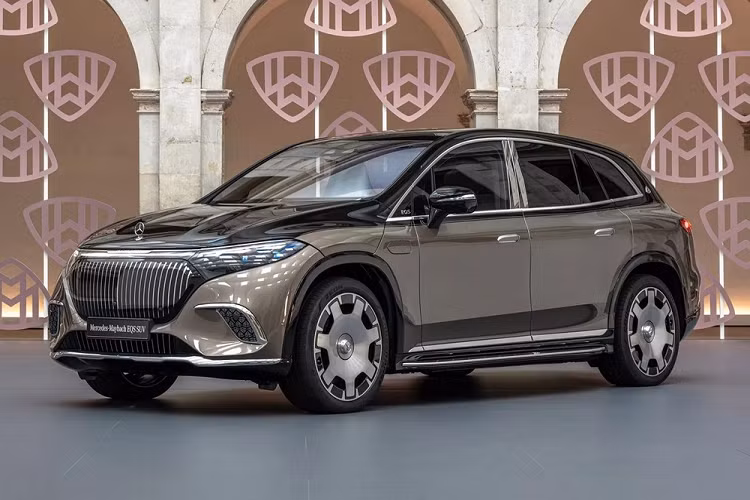 Trong triển lãm Ô tô Munich 2021, hãng Mercedes-Benz đã vén màn mẫu xe Mercedes-Maybach EQS 2024 mới. Phải mất gần 2 năm, thương hiệu ngôi sao 3 cánh mới phát triển xong phiên bản thương mại của mẫu xe concept này và mang đến triển lãm Ô tô Thượng Hải 2023 hiện đang diễn ra tại Trung Quốc để ra mắt.