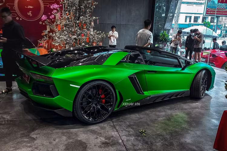 Gói Novitec độ Lamborghini Aventador Roadster này bao gồm các chi tiết bằng carbon như cản va trước, nắp ca-pô, viền hốc gió trước/sau, ốp sườn, cánh gió cố định 2 tầng phía sau.Ngoài gói độ Novitec, chiếc Lamborghini Aventador Roadster trong bài còn được nâng cấp cản trước, giống với bản Aventador S.