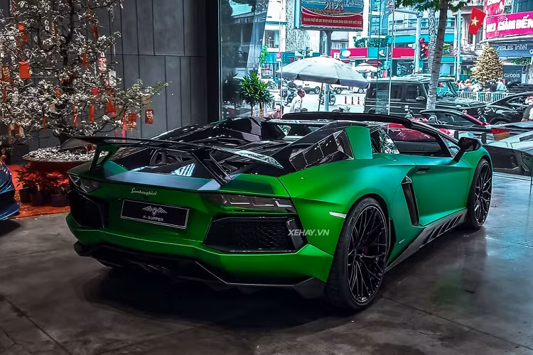 Lamborghini Aventador Roadster có chiều dài cơ sở 2.700 mm, chiều dài tổng thể 4.780 mm, chiều rộng 2.030 mm, chiều cao 1.136 mm và trọng lượng khô 1.625 kg. Tỷ lệ phân bổ trọng lượng trước sau là 43/57.
