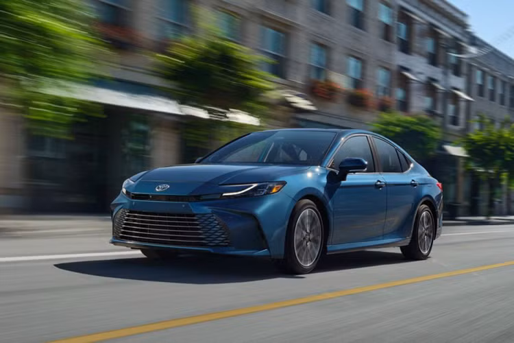 Thông số cụ thể của Toyota Camry 2025 vẫn chưa được tiết lộ nhưng hãng khẳng định hệ thống hybrid đã được tinh chỉnh để hạn chế nhược điểm về tiếng ồn khi máy hoạt động ở dải vòng tua thấp. Bên cạnh đó, Toyota cũng xác nhận động cơ V6 đã bị loại bỏ trên Camry 2025. 