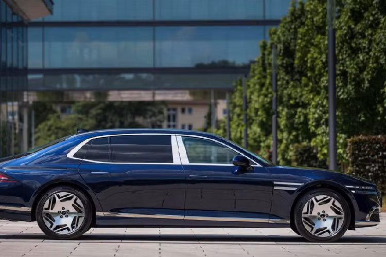 Theo nhà sản xuất Hàn Quốc, Genesis G90 LWB sẽ có thêm nhiều tính năng độc quyền như sưởi ấm và làm mát lưng ghế đi kèm với mát-xa; ghế ngồi có bệ đỡ đùi và bàn để chân. So với bản tiêu chuẩn SWB, G90 trục cơ sở dài sẽ cung cấp thêm 190 mm khoảng không để chân cho người ngồi hàng ghế sau.