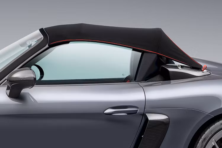 Kết hợp với hộp số PDK 7 cấp, chiếc roadster hai chỗ ngồi có thể tăng tốc từ 0-100 km/h chỉ trong vòng 3,2 giây. Lẫy chuyển số gắn trên vô-lăng mang lại sự kiểm soát tốt hơn vì người lái không cần rời tay khỏi vô-lăng, tuy nhiên cần số được thiết kế công thái học trên bảng điều khiển trung tâm luôn sẵn sàng mọi lúc.