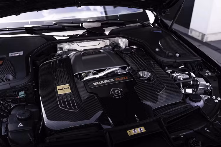 Cụ thể, Brabus độ Mercedes-AMG GT63 S E Performance một bộ tăng áp nguyên bản bằng hai bộ phận mới, không chỉ lớn hơn mà còn có cụm lõi mới với ổ trục hướng trục được gia cố và tích hợp bộ máy nén lớn hơn. Module điều khiển ở mỗi xy-lanh được thay bằng loại Brabus PowerXtra, có chức năng điều chỉnh phun xăng/đánh lửa, giúp tăng công suất động cơ.