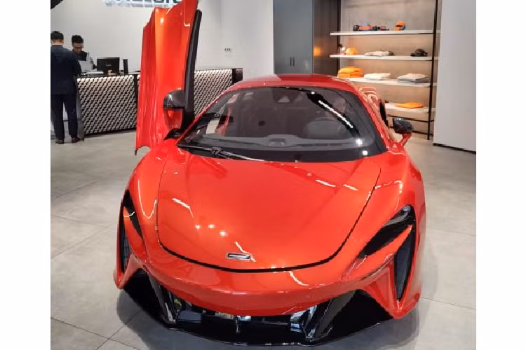 Theo đó, siêu phẩm McLaren Artura này được phân phối với giá 14,69 tỷ đồng, chưa bao gồm các tùy chọn theo nhu cầu của khách hàng. Được giới thiệu lần đầu tiên vào tháng 11/2020, McLaren Artura là bước khởi đầu mạnh mẽ của thương hiệu đến từ Anh Quốc trước kỷ nguyên điện khí hóa toàn cầu.