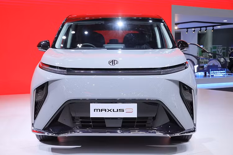 Sau khoảng hơn một tháng có mặt tại xứ sở chùa Vàng, đến nay MG Maxus 9 mới được công bố giá bán. Theo đó, tại Thái Lan xe được phân phối với 2 phiên bản là: X Luxury và V Super Luxury. Giá xe MG Maxus 9 2023 tương ứng của 2 phiên bản này lần lượt là 2,499 triệu Baht (khoảng 1,72 tỷ đồng) và 2,699 triệu Baht (khoảng 1,86 tỷ đồng).