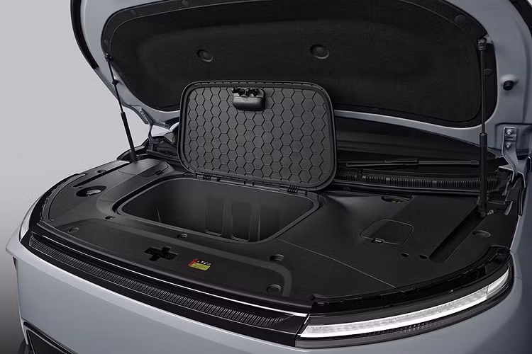 Nhìn ngang hông xe, MG Maxus 9 gây ấn tượng với lối thiết kế tương phản 2 tông màu. Cụ thể, nóc, các cột bên sườn và ốp gương chiếu hậu đều sơn màu đen bóng, trong khi thân, đầu và đuôi xe sơn màu trắng. Ngoài ra, để tạo cảm giác cao cấp và sang trong, MG Maxus 9 còn có một số chi tiết được mạ crôm như nẹp trên cản trước/cản sau, đường chân kính, cột C, nẹp trên cửa và ốp gương chiếu hậu.