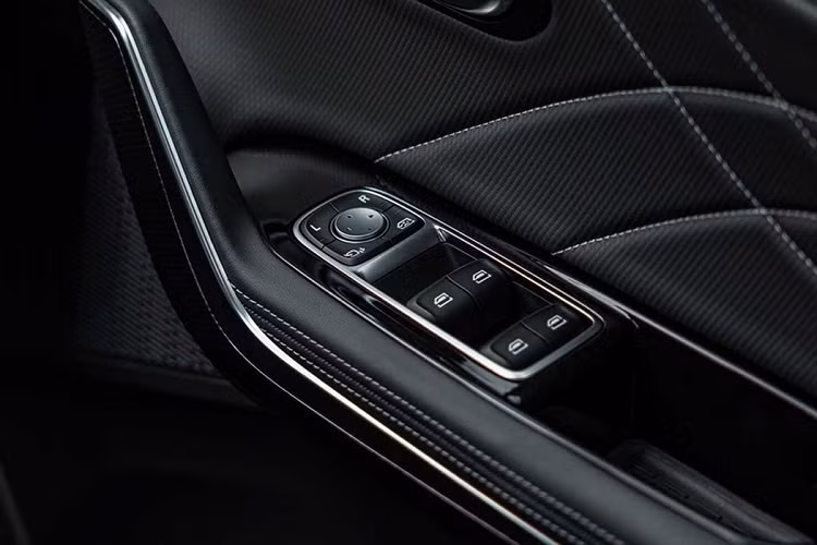 Bên trong cabin, MG Maxus 9 có cấu hình 6 ghế đơn cao cấp (2+2+2). Trong đó, phiên bản V Super Luxury cao cấp có 2 ghế thương gia tích hợp các chức năng chỉnh điện, sưởi, làm mát và massage cùng màn hình điện tử tích hợp để điều khiển. Với những trang bị tiện ích này, MG Maxus 9 thậm chí còn hiện đại hơn một số mẫu MPV đắt tiền hơn, điển hình là Toyota Alphard.