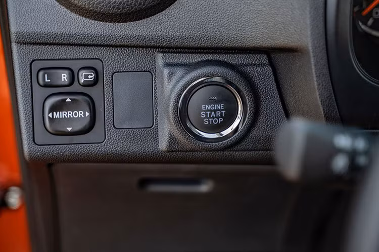 Chưa dừng lại ở đó, Toyota Wigo 2023 còn được bổ sung thêm một số tính năng an toàn khá hiện đại như hỗ trợ khởi hành ngang dốc, cảnh báo điểm mù cùng cảnh báo phương tiện cắt ngang phía sau...