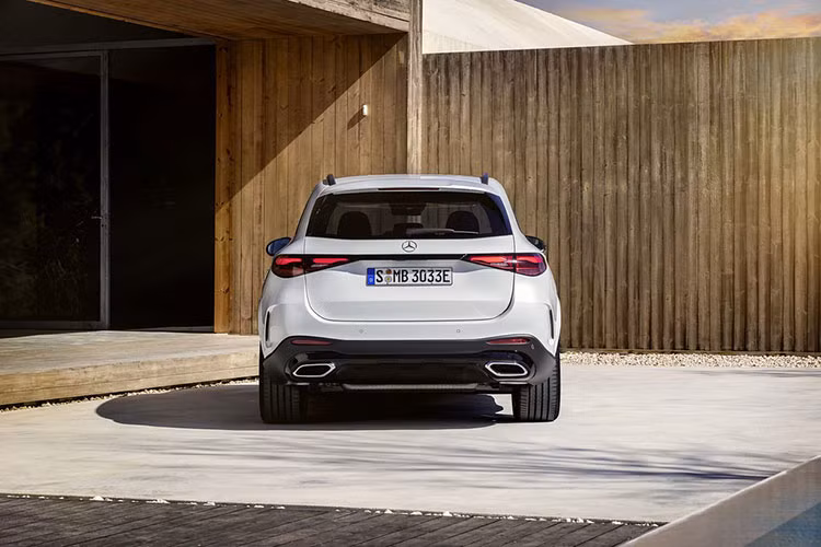 Đối thủ cạnh tranh trực tiếp của Mercedes-Benz GLC 2023 trong phân khúc SUV hạng sang cỡ trung tại thị trường Việt Nam là BMW X3. Được biết, trong thời gian sắp tới X3 cũng sẽ được lắp ráp CKD tại Thaco Việt Nam nhằm giảm giá thành với GLC.
