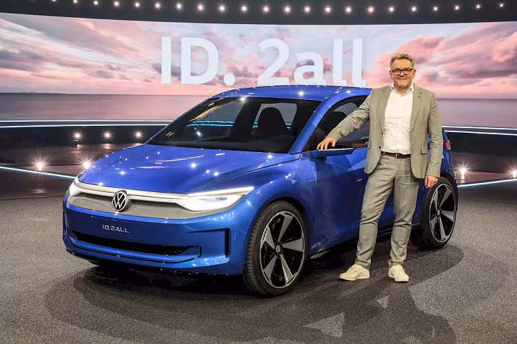 Đây được xem là cách mà Volkswagen đáp trả lại những mẫu xe điện từ Trung Quốc dự kiến sẽ tràn ngập châu Âu trong những năm tới, cũng như làm đối trọng với chiếc Tesla Model 2 sắp ra mắt. Giờ đây, ý tưởng về mẫu xe điện tương lai Volkswagen ID.2all Concept mới đã được hé lộ.