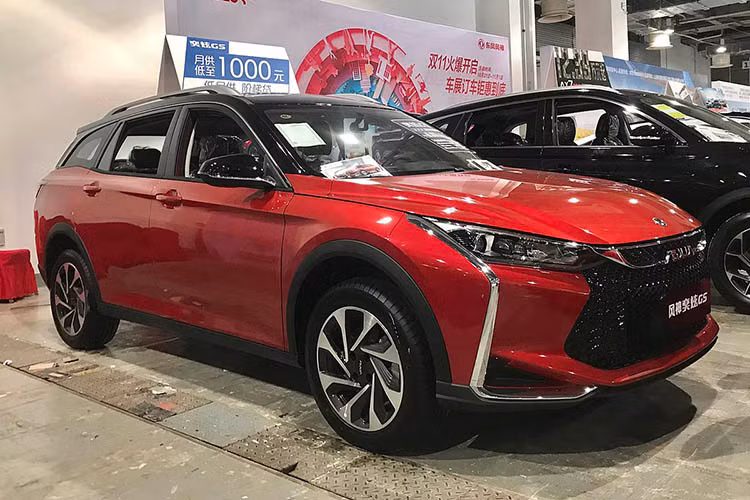 Đối với các sản phẩm cạnh tranh, Fengshen Yixuan GS sẽ đối đầu cùng với Changan Auchan X5, Haval First Love, Chery Omenda và các mẫu xe khác khi được tung ra thị trường. Tuy nhiên, sự xuất hiện của phiên bản Yixuan GS Mach nổi bật hơn, cùng với sự nâng cấp về sức mạnh, hứa hẹn sẽ chiếm được cảm tình của người tiêu dùng.