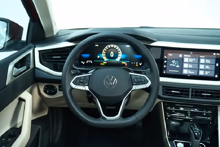 Trang bị ngoại thất của Volkswagen Virtus cũng khá nổi trội trong phân khúc với đèn pha LED, tích hợp dải đèn LED định vị ban ngày, đèn sương mù trước, vành 16 inch, gương chiếu hậu gập điện/tích hợp đèn xi-nhan, đèn hậu LED, anten vây cá trên nóc và cửa sổ trời. Ở bản cao cấp, đèn pha của xe sẽ có thêm tính năng tự động bật/tắt và chờ dẫn đường. 