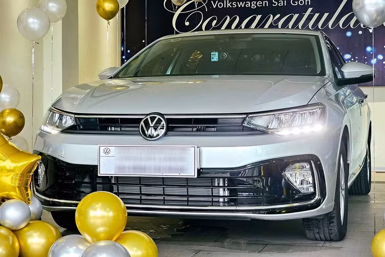 Chưa hết, đại lý này còn khuyến mại 100% lệ phí đăng ký biển số và tặng bảo hiểm thân vỏ cho khách hàng mua Volkswagen Virtus. Đại lý khẳng định tổng giá trị khuyến mại dành cho xe lên đến 200 triệu đồng. Có thể chương trình ưu đãi lớn đã giúp mẫu sedan hạng B bắt đầu có khách. 