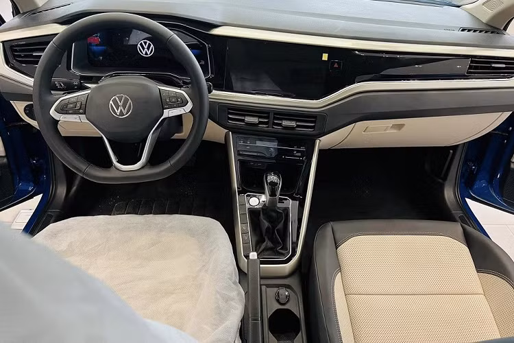 Nhờ kích thước lớn nên Volkswagen Virtus sở hữu nội thất khá rộng rãi. Ngoài ra, trang bị nội thất của mẫu sedan hạng B tiền tỷ này cũng tương đối hiện đại so với các đối thủ cùng phân khúc khi có ghế bọc da với lỗ thông hơi, ghế lái chỉnh điện 6 hướng, ghế sau điều chỉnh độ nghiêng/gập 60:40, vô lăng vát đáy thể thao, tích hợp phím chức năng/lẫy chuyển số và bảng đồng hồ kỹ thuật số 8 inch có thể điều chỉnh/thay đổi giao diện. 
