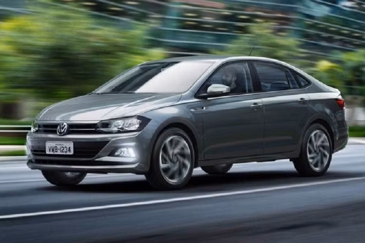 Nằm bên dưới nắp ca-pô của Volkswagen Virtus là động cơ xăng 3 xi-lanh, tăng áp, dung tích 1.0L giống T-Cross, kết hợp với hộp số tự động 6 cấp và hệ dẫn động cầu trước. Động cơ này tạo ra công suất tối đa 115 mã lực và mô-men xoắn cực đại 178 Nm. 