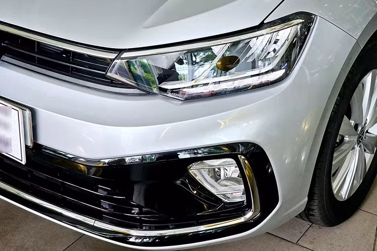 Được phát triển dựa trên cơ sở gầm bệ MQB-A0-IN giống Volkswagen T-Cross, Virtus dài 4.561 mm, rộng 1.752 mm, cao 1.507 mm trong khi chiều dài cơ sở đạt 2.651 mm. So với những đối thủ cùng phân khúc, xe có kích thước nhỉnh hơn. 