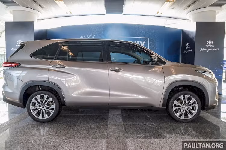 Được nhập khẩu nguyên chiếc từ Indonesia, Toyota Innova Zenix 2023 tại Malaysia sở hữu thông số và trang bị tương tự xe ở những thị trường khác. Mẫu MPV này được phát triển dựa trên cơ sở gầm bệ Toyota New Global Architecture (TNGA) mới. Đây là khung gầm liền khối và đi liền với hệ dẫn động cầu trước, trong khi thế hệ cũ dùng khung gầm rời và hệ dẫn động cầu sau.