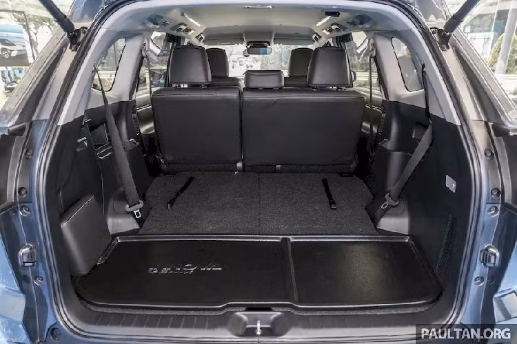 Toyota Innova thế hệ mới nhiều khả năng sẽ ra mắt Việt Nam vào nửa cuối năm nay và cũng có phiên bản hybrid. Hiện các đại lý đã bắt đầu nhận cọc cho mẫu MPV này. Hiện tại, Innova bản cũ đang được phân phối ở nước ta với 4 phiên bản, đi kèm giá bán từ 755 đến 955 triệu đồng.