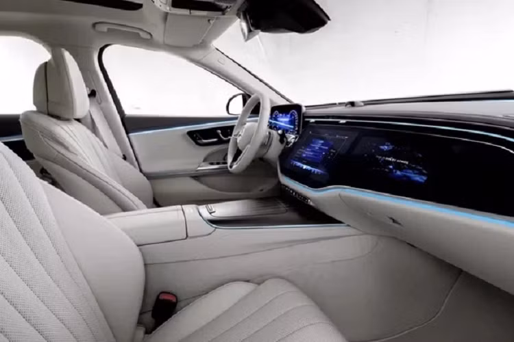 Đây cũng là phiên bản mạnh nhất Mercedes-Ben E-Class 2024 trước khi những phiên bản AMG trình làng vào cuối năm nay. Mercedes-Benz E-Class 2024 tại Mỹ vẫn cung cấp 2 phiên bản mild-hybrid là E350 4 xi lanh và E450 6 xi lanh. Mercedes-Benz E350 có công suất 255 mã lực và mô-men xoắn 400 Nm. Trong khi phiên bản E450 có công suất 375 mã lực và mô-men xoắn 500 Nm. 