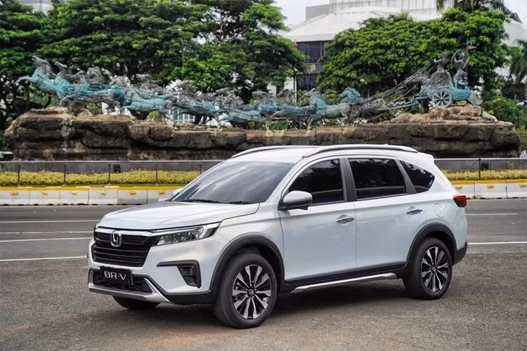 Tương tự, Honda BR-V cũng được đại lý chào bán kèm ưu đãi 50% lệ phí trước bạ. Khách hàng đặt cọc trong tháng 12 này sẽ được giảm từ 33-42 triệu đồng chi phí lăn bánh tùy địa phương.