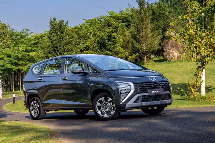 Hyundai Stargazer cũng có mức giảm sâu khi đại lý duy trì mức giảm so với giá niêm yết từ 80-100 triệu đồng tùy phiên bản trong nhiều tháng gần đây. Hiện tại Hyundai Stargazer là mẫu xe có giá thấp nhất phân khúc MPV 7 chỗ cỡ nhỏ tại Việt Nam.