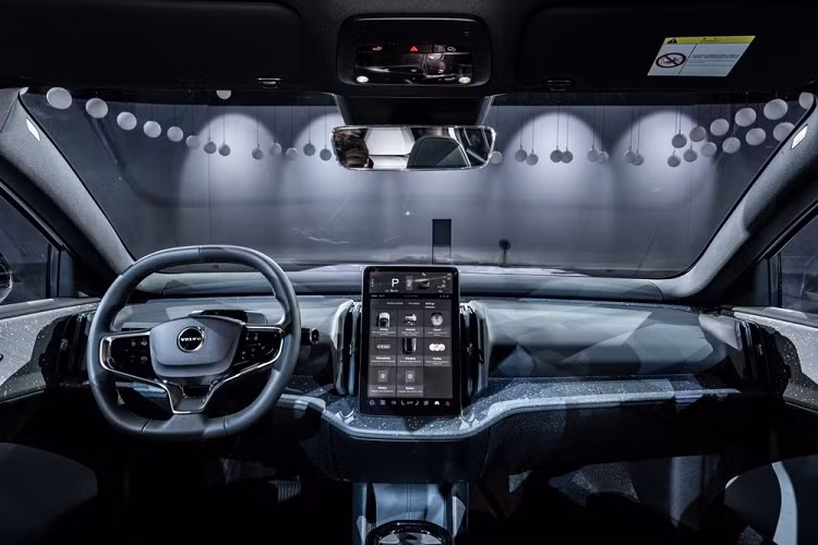 Ngoài ra, các phiên bản của Volvo EX30 2024 ở Thái Lan còn có những trang bị khác nhau. Cụ thể, bản tiêu chuẩn của xe dùng vành hợp kim 18 inch, đèn pha LED, điều hòa tự động 1 vùng, ghế trước chỉnh tay, màn hình cảm ứng trung tâm 12,3 inch, hệ thống thông tin giải trí dựa trên hệ điều hành Android Automotive và hỗ trợ Apple CarPlay không dây.