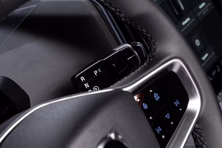 Dù ở phiên bản nào, Volvo EX30 2024 dành cho Thái Lan cũng dùng cụm pin niken-mangan-coban (NMC) với dung lượng khả dụng 69 kWh. Thời gian sạc pin bằng bộ sạc chậm AC 11 kW là 7,5 tiếng đồng hồ. Nếu dùng sạc nhanh 153 kW, thời gian sạc pin từ 10% lên 80% là 26,5 phút.