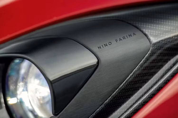 Những điểm nhấn đặc biệt tiếp tục được thể hiện bên trong cabin với hai tông màu chủ đạo, trong đó ghế lái được bọc da màu đen và ghế hành khách bọc Alcantara màu be kết hợp với đen.