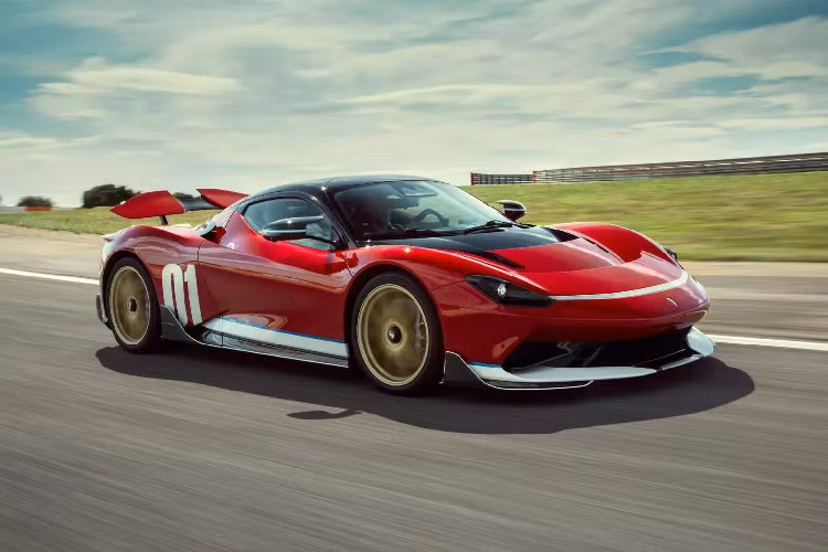 Automobili Pininfarina đã công bố một biến thể đặc biệt của chiếc siêu xe thuần điện Battista với tên gọi Edizione Nino Farina. Pininfarina Battista bản đặc biệt này ra đời nhằm tri ân Giuseppe 'Nino' Farina - nhà vô địch thế giới đầu tiên ở bộ môn đua xe F1 và sẽ được ra mắt tại lễ hội Goodwood Festival of Speed vào cuối tuần này.