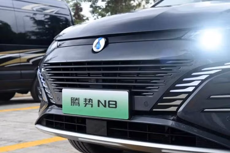 Mặt trước có dải đèn chạy ban ngày kiểu răng nanh ở hai bên bắt mắt. Đuôi xe có cánh hướng gió tương đối lớn, đèn hậu kiểu xuyên suốt và tấm chống trầy phía dưới. Phiên bản BEV áp dụng thiết kế lưới tản nhiệt khép kín, trong khi phiên bản PHEV được trang bị lưới tản nhiệt hình biểu ngữ.