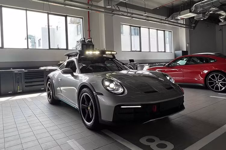 Chủ nhân của chiếc xe thể thao Porsche 911 Dakar 2023 này chia sẻ, xe sẽ ra biển vào tháng sau, anh nhất định sẽ đấu giá biển số, nhưng cụ thể loại biển nào, tay chơi này chưa tiết lộ.