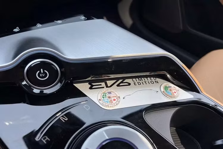 Các trang bị, tiện ích đáng chú ý trên Kia EV6 North American Utility Vehicle of the Year Limited Edition gồm: màn hình HUD sử dụng công nghệ thực tế ảo tăng cường, màn hình quan sát xung quanh, màn hình giám sát điểm mù, cửa sổ trời, vô lăng có sưởi, ghế trước/sau có sưởi. 
