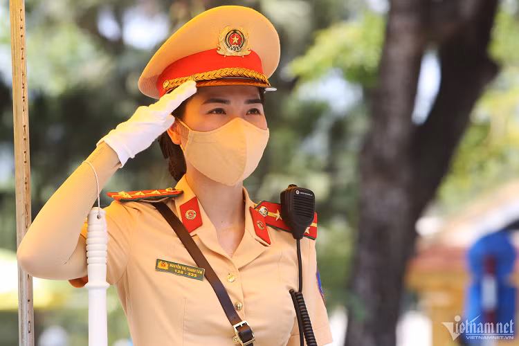 Quy dinh moi khong yeu cau CSGT noi loi chao voi nguoi dieu khien xe